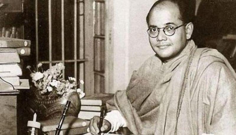 1920 में उन्होंने इंग्लैंड में सिविल सर्विस परीक्षा पास की थी। इंडियन सिविल सर्विस एग्जाम में उनकी चौथी (4th) रैंक थी। लेकिन भारतीय स्वतंत्रता संघर्ष में हिस्सा लेने के लिए नेताजी ने सिविल सेवा की आरामदेह नौकरी ठुकरा दी।
