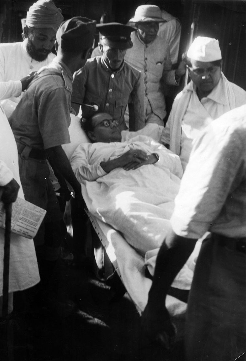 साल 1938 में नेताजी भारतीय राष्ट्रीय कांग्रेस के अध्यक्ष चुने गए। जिसके बाद उन्होंने राष्ट्रीय योजना आयोग का गठन किया। 1939 के कांग्रेस अधिवेशन में नेताजी सुभाष चंद्र बोस ने गांधी जी के समर्थन से खड़े पट्टाभी सीतारमैया को हराकर विजय प्राप्त की। इस पर गांधी और बोस के बीच अनबन बढ़ गई, जिसके बाद नेताजी ने खुद ही कांग्रेस को छोड़ दिया। यूं तो महात्मा गांधी उनके कायल थे, उन्हें देशभक्तों का देशभक्त कहते थे।