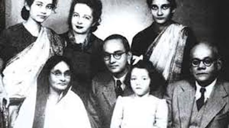 ऐसा माना जाता है कि नेताजी की मौत जापान में किसी हवाई दुर्घटना में हुई थी, मगर अब तक इसका कोई पुख्ता प्रमाण नहीं मिल सका है। 17 मई, 2006 को पेश की गई जस्टिस मुखर्जी कमीशन की रिपोर्ट में कहा गया कि रंकजी मंदिर में पाई जाने वाली राख नेताजी की नहीं थी। हालांकि इस रिपोर्ट को भारत सरकार ने ठुकरा दिया, और यह मामला आज भी एक रहस्य ही है।