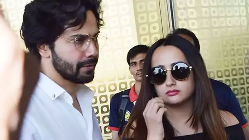 বছর ঘুরতেই আর দেরি করেনি নাতাশা-বরুণ। হাইস্কুলের প্রেমিকা এবার হতে চলেছেন বরুণ ধাওয়ানের ঘরণী।