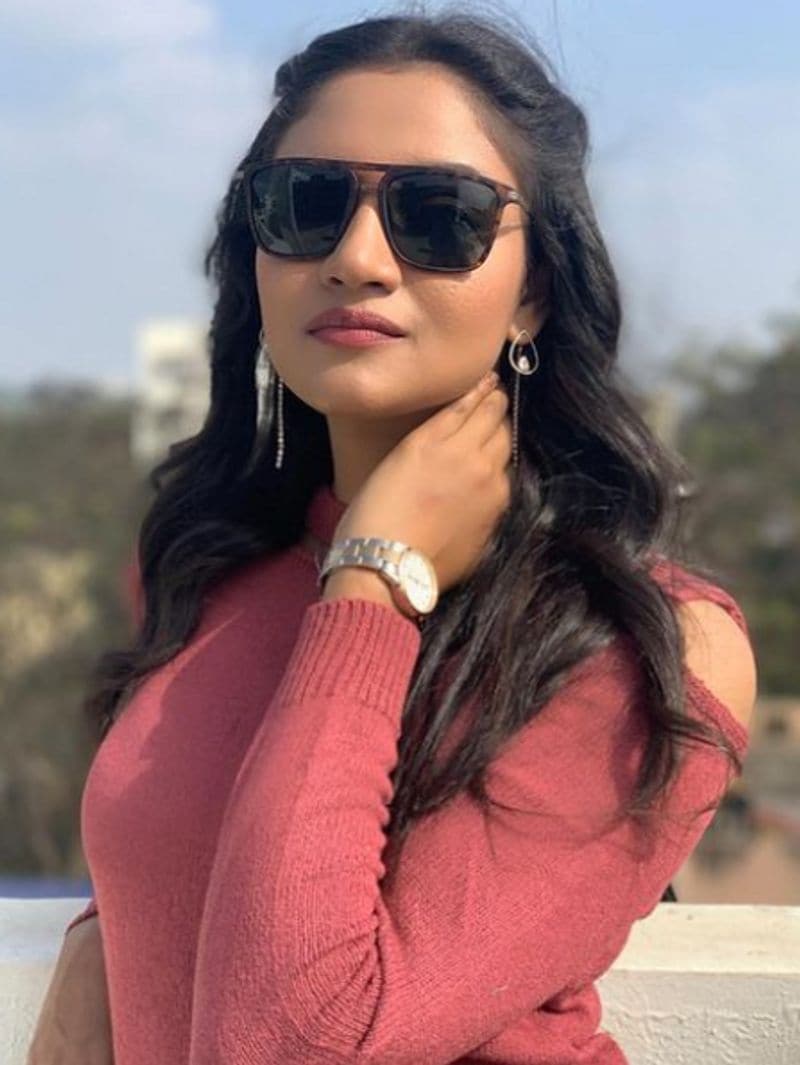 ದಾರಿಯುದ್ದಕ್ಕೂ ಫಾರಿನ್ ಮನೆಗಳ ಸೆಟ್, ಹಳ್ಳಿ ಮನೆಗಳ ಸೆಟ್ಗಳು, ಮತ್ತೊಂದು ಕಡೆ ಬಂಗಲೆಗಳು, ನಮ್ಮ ರನ್ನ ಸಿನಿಮಾದ ಮನೆ.. ಇವನ್ನೆಲ್ಲ ನೋಡಿದಾಗ ನಾವೆಲ್ಲೋ ಸಿನಿಮಾ ಜಗತ್ತಲ್ಲಿದ್ದೀವೇನೋ ಅನ್ನುವ ಕಲ್ಪನೆ ಬರುತ್ತೆ. ಇದೇ ಥರ ಫಿಲಂ ಸಿಟಿ ನಮ್ ರಾಜ್ಯದಲ್ಲೂ ಇದ್ದಿದ್ರೆ ಎಷ್ಟು ಚೆನ್ನಾಗಿರೋದು..