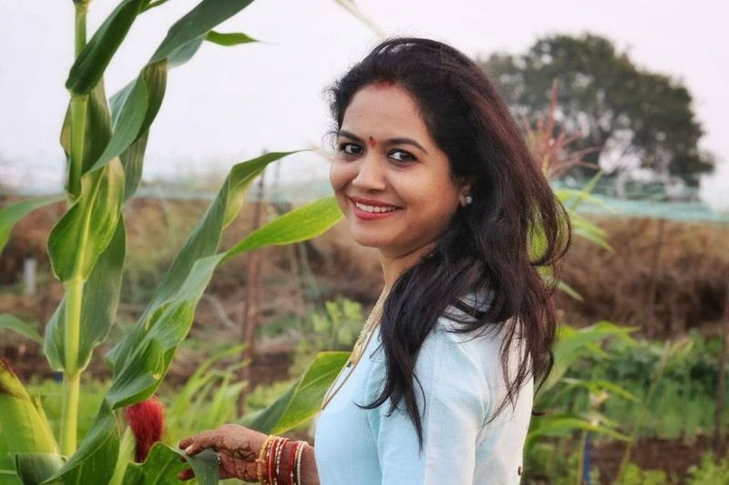 తీయనైన గొంతుకు తోడు, హీరోయిన్స్ కి సమానమైన గ్లామర్ ఆమె సొంతం. ఇంత క్రేజ్ ఉన్న సునీత హీరోయిన్ గా ఎందుకు మారలేదని చాలా మంది సందేహం.