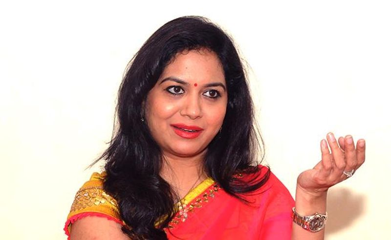 ఈ సందేహాలకు సునీత తాజా ఇంటర్వ్యూలో సమాధానం చెప్పారు. మొదట్లో సునీతకు హీరోయిన్ గా అవకాశాలు వచ్చాయట. అప్పటి స్టార్ డైరెక్టర్స్ ఆమెను తమ చిత్రాలలో హీరోయిన్ గా చేయాలని అడిగారట.