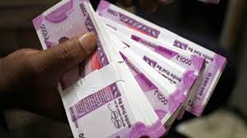 రూ .10 నాణెం గురించి మాట్లాడుతూ, రూ .10 నాణెం ప్రవేశపెట్టి 15 సంవత్సరాల తరువాత కూడా ఈ నాణెంను వ్యాపారులు, వ్యాపారవేత్తలు అంగీకరించలేదు, ఇది బ్యాంకులు, ఆర్బిఐకి సమస్యగా మారింది. నాణెం చుట్టూ అనేక పుకార్లు వెలువడ్డాయి, దాని వాలిడిటీ గురించి ప్రజలలో సందేహాన్ని సృష్టించింది. రూపాయి చిహ్నం లేని రూ .10 నాణెం తీసుకోవడానికి వ్యాపారులు, దుకాణదారులు ఇప్పటికీ నిరాకరిస్తున్నారు. ఈ నేపథ్యంలో 10 రూపాయల నాణెంపై ప్రజల్లో అవగాహన కల్సించాల్సిన అవసరం ఉందని పేర్కొన్నారు.
