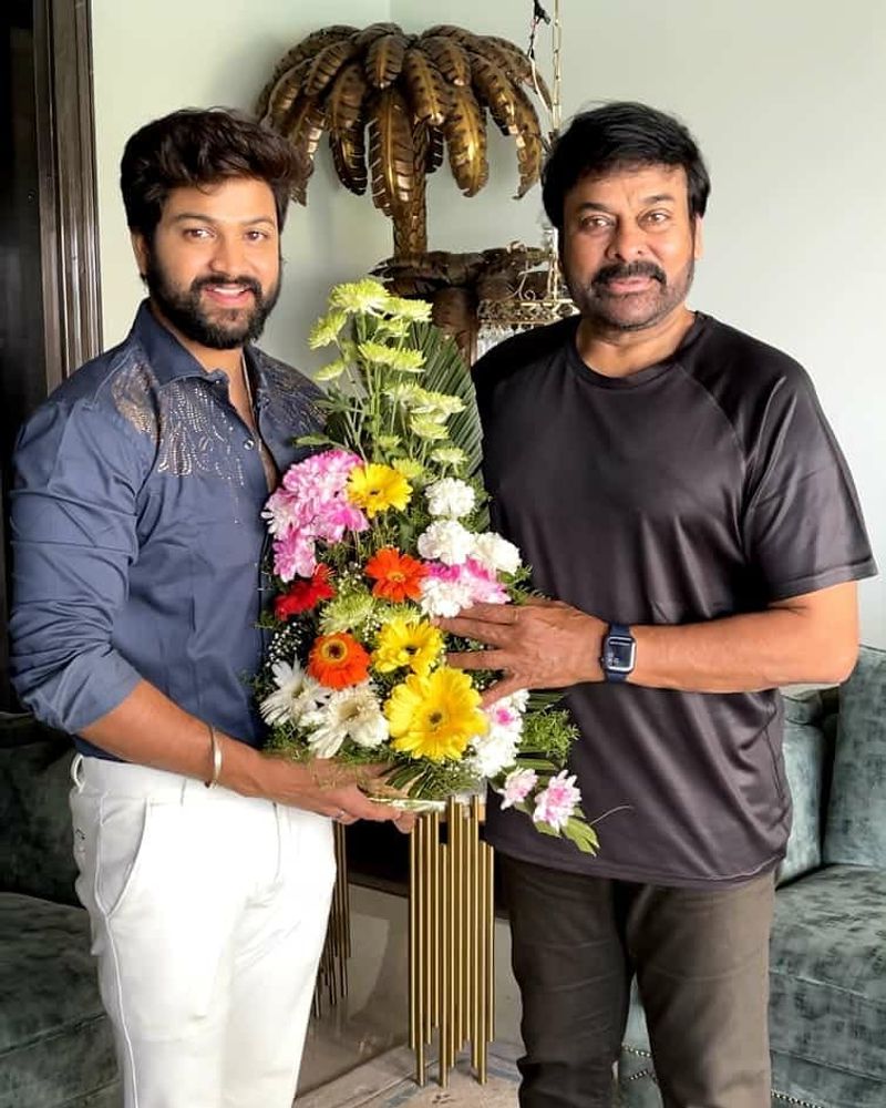 గ్రాండ్ ఫినాలెలో చిరంజీవి భార్య, సురేఖ.. సోహైల్ కోసం ప్రత్యేకంగా బిర్యానీ వండి పంపించింది. అంతేకాదు తాను ఆనాథశ్రామానికి పది లక్షలు విరాళం ఇవ్వాలనుకోగా, తాము ఇస్తామని చెప్పి అప్పటికప్పుడు ప్రకటించాడు చిరంజీవి. అంతటితో ఆగలేదు సినిమా తీస్తే ప్రీ రిలీజ్ ఫంక్షన్ గెస్ట్ గా వస్తానని, అందులో ఓ చిన్న కొమియోలోనూ కనిపిస్తానని చెప్పాడు.