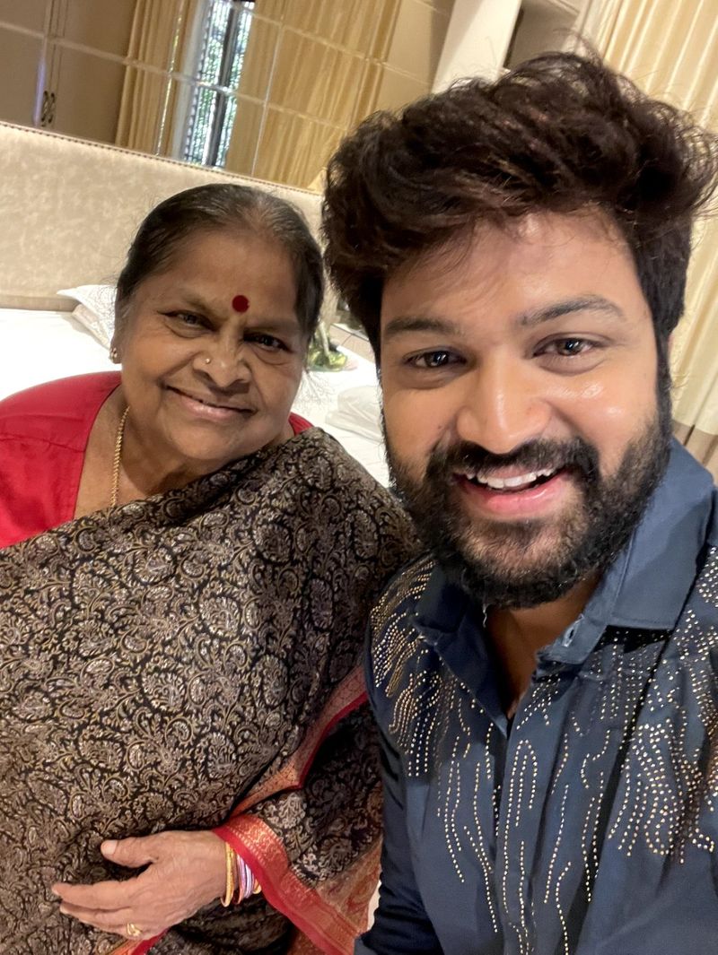 చిరంజీవితో, సురేఖతో, చిరంజీవి అమ్మగారు అంజనాదేవితో కలిసి సెల్ఫీలు దిగి సోషల్ మీడియా ద్వారా పంచుకున్నారు. ప్రస్తుతం ఆయా ఫోటోలు వైరల్ అవుతున్నాయి.
