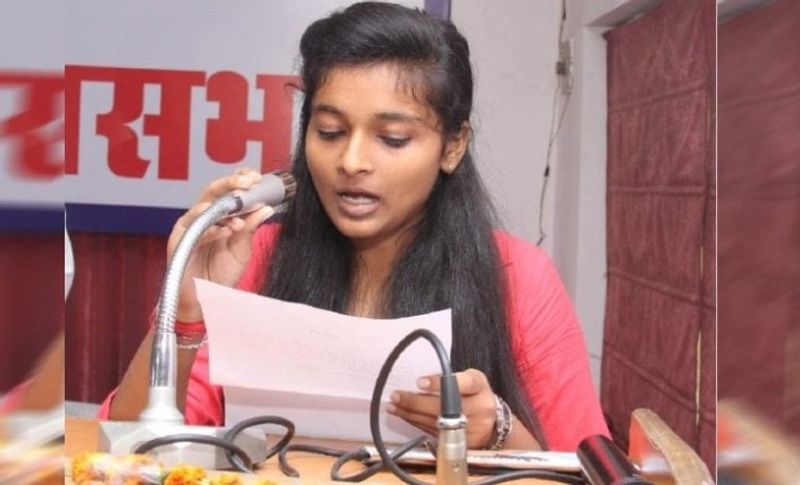 एक दिन की CM सृष्टि गोस्वामी (Srishti Goswami)
नेशनल गर्ल चाइल्ड डे पर एक दिन की मुख्यमंत्री का खिताब हासिल करने वाली सृष्टि गोस्वामी काफी चर्चा में हैं। हरिद्वार की रहने वाली सृष्टि देहरादून में बाल सभा सत्र के दौरान एक दिन के लिए उत्तराखंड का सीएम बनी हैं। बता दें राज्य में हर तीन साल में एक बार बाल विधानसभा का आयोजन किया जाता है, जिसमें बाल मुख्यमंत्री का चयन होता है। इस बार यह मौका सृष्टि को मिला है। उत्तराखंड के सीएम त्रिवेंद्र सिंह रावत ने राष्ट्रीय बालिका दिवस के अवसर पर अपनी कुर्सी सृष्टि को देकर लड़कियों को आगे बढ़ने के लिए प्रोत्साहित किया। वह 2018 में बाल विधानसभा में बाल विधायक भी चुनी जा चुकी हैं।