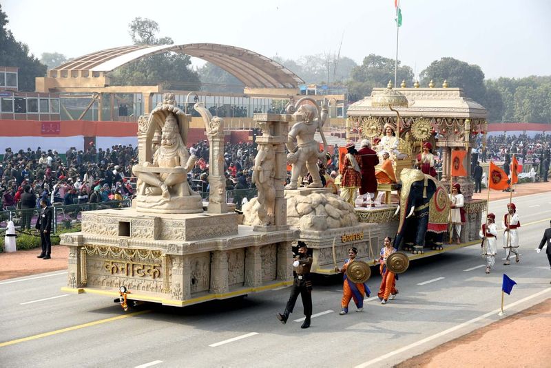 ಹಂಪಿಯ ಮುಖ್ಯ ದೇವರಾದ ಉಗ್ರ ನರಸಿಂಹ, ಅದರ ಹಿಂಭಾಗದಲ್ಲಿ ಅಂಜನಾದ್ರಿ ಬೆಟ್ಟ, ಪಕ್ಕದಲ್ಲಿ ಸಾಮ್ರಾಟ ಕೃಷ್ಣದೇವರಾಯನ ಪಟ್ಟಾಭಿಷೇಕ ಸಮಾರಂಭದ ದೃಶ್ಯಗಳನ್ನೊಳಗೊಂಡ ಸ್ತಬ್ಧಚಿತ್ರ ನಿರ್ಮಿಸಲಾಗಿದೆ.