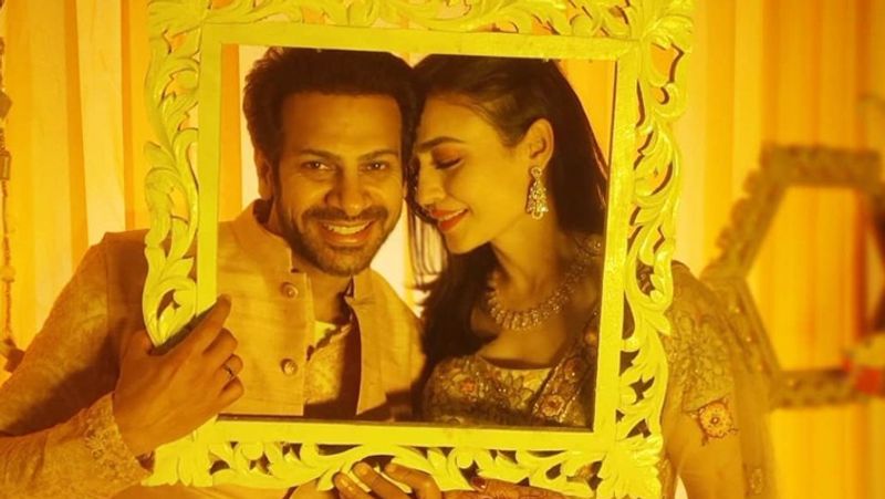 एक इंटरव्यू में करणवीर मेहरा ने शादी और रिसेप्शन पर बात की। उन्होंने कहा- हमने सिर्फ 30 मेहमानों को शादी के लिए बुलाया है, पर हम मुंबई में अपने दोस्तों के लिए एक रिसेप्शन रखेंगे जो शादी में नहीं आ सकते।