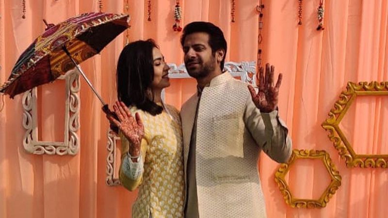 करणवीर ने अपनी लव स्टोरी के बारे में बताया था- एक ऐड की शूटिंग में हम मिले लेकिन एक-दूसरे के संपर्क में कभी नहीं रहे। हालांकि, किस्मत में जो लिखा था वह हुआ। तीन साल पहले हम जिम में मिले। उन्होंने मुझसे पूछा कि मैं क्या कर रहा हूं। जैसे ही मैंने कहा कि मैं एक निर्माता बन गया हूं, निधि ने मेरे शो में काम करने की इच्छा व्यक्त की। वह तब मेरे साथ वो शो में शामिल हुईं।