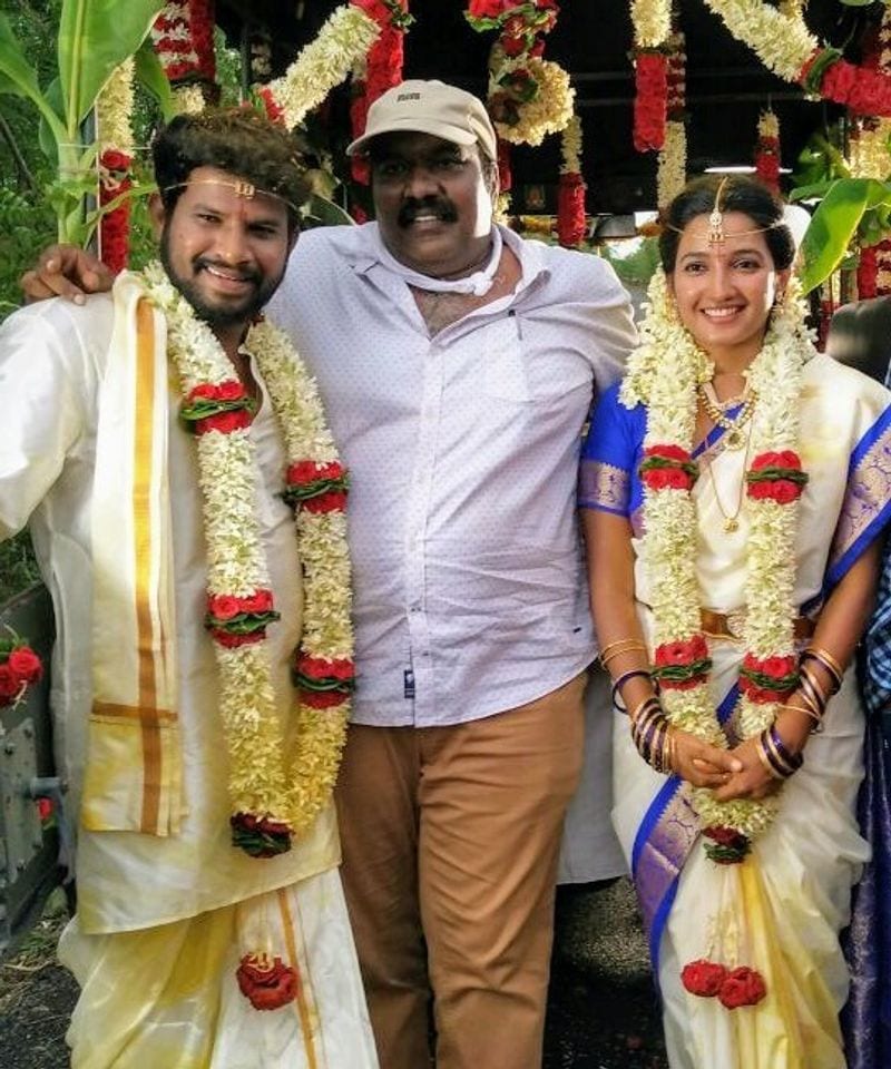 ఈ నేపథ్యంలో హైపర్ ఆది మ్యారేజ్కి సంబంధించిన వార్తలు ఇప్పుడు సోషల్ మీడియాలో గుప్పుమనడం విశేషం. ఆది పేరెంట్స్ ప్రకాశం జిల్లాకి చెందిన ఓ అమ్మాయిని చూశారని, బాగా తెలిసిన అమ్మాయి అని తెలుస్తుంది. పెద్దలు కుదిర్చిన పెళ్లికే ఆది గ్రీన్ సిగ్నల్ ఇచ్చారట. అంతేకాదు త్వరలోనే వీరి పెళ్లి జరగబోతుందనే వార్తలు సోషల్ మీడియాలో చక్కర్లు కొడుతుంది. మరి దీనిపై ఆది క్లారిటీ ఇవ్వాల్సి ఉంది.