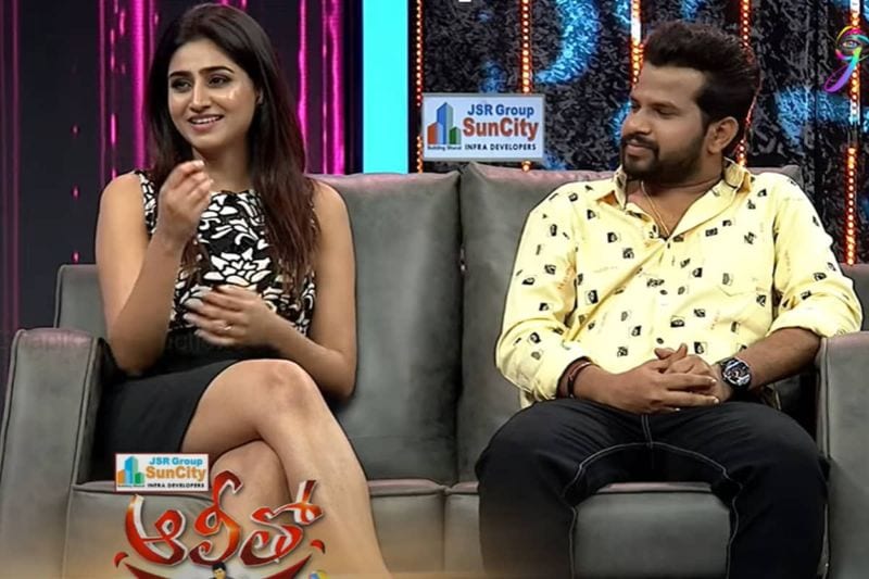 కానీ ఇటీవల చాలా సిన్సియర్గా `ఢీ` వర్షిణితో కెమిస్ట్రీ పండిస్తున్నాడు. ఆమెతో కామెడీ పండిస్తూ ఆకట్టుకుంటున్నాడు. అదే సమయంలో వర్షిణి కూడా ఆదికి బాగానే రెస్పాండ్ అవుతుంది.