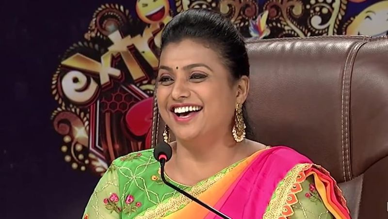 దీనికి మరో పంచ్ వేశాడు అభి. `ఇంత సంపాదిస్తుంది కానీ. వాళ్ల ఆయన చెక్ బుక్ మీదనే కన్నేసింది` అంటూ పంచ్ వేశాడు. దీనికి జడ్జ్ రోజా స్పందించింది. `అనసూయ చెప్పేది అబద్దం. ఊరికే ప్రోమో కోసం అలా చెబుతుంది. మొత్తం క్యాష్ ఆవిడ వద్దే ఉంటుంది` అని అనసూయ ఇంటి గుట్టుని రట్టు చేసింది రోజా. దీంతో ఈ ప్రోమో వైరల్ అవుతూ ఆకట్టుకుంది.