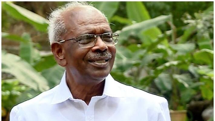 MM Mani donated smart phones to student MM Mani donated smart phones to student