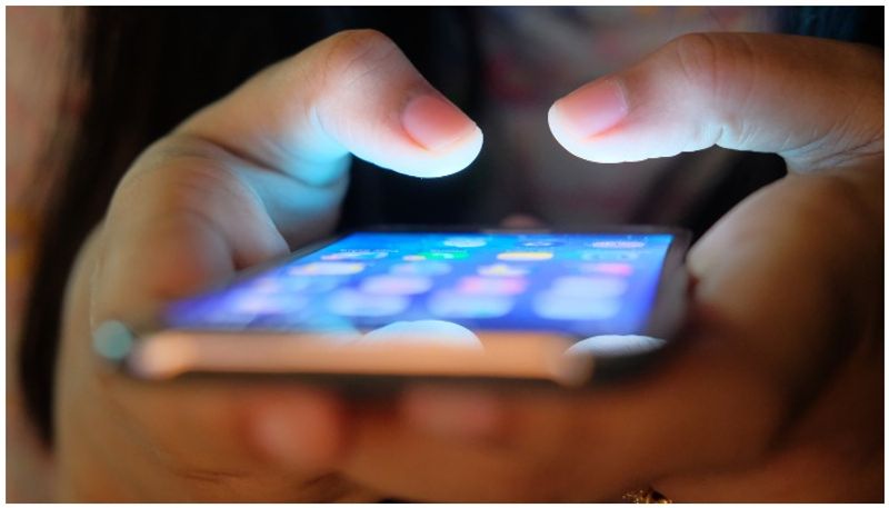 Know about Nomophobia psychological condition where person fearing of losing phone