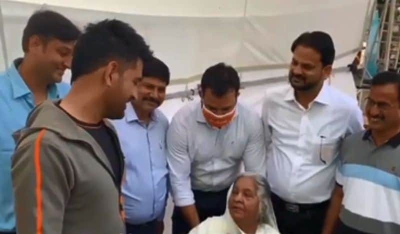ICC T20 World Cup 2021, old fan gave CSK-s MS Dhoni and Sakshi son name before start IPL 2021 spb
