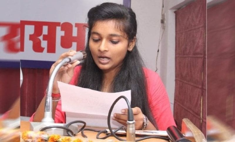 इस होनाहार बेटी का नाम सृष्टि गोस्वामी है। ये मूल रूप से हरिद्वार की रहने वाली है। सृष्टि देहरादून में बाल सभा सत्र के दौरान एक दिन के लिए उत्तराखंड का सीएम बनी है। बता दें राज्य में हर तीन साल में एक बार बाल विधानसभा का आयोजन किया जाता है, जिसमें बाल मुख्यमंत्री का चयन होता है। इस बार यह मौका सृष्टि को मिला है।