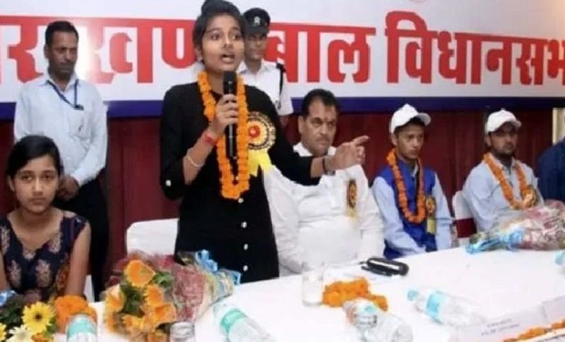 सृष्टि के लिए एक दिन का सीएम बनने पर दौलतपुर गांव में जश्न का माहौल है। परिवार से लेकर ग्रामीण खुशियां मना रहे हैं।