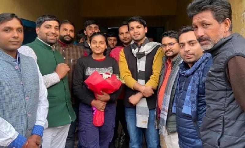 दौलतपुर गांव की बेटी को जानने वालों का कहना है कि सृष्टि बचपन से ही पढ़ने-लिखने वा अन्य कामों में होशियार है। 2019 में सृष्टि गर्ल्स इंटरनेशनल लीडरशिप के लिए थाईलैंड में भारत का प्रतिनिधित्व कर चुकी हैं। अभी वह पिछले दो साल से गरीब बच्चों की पढ़ाई के लिए आरंभ नाम की एक योजना चला रही है।