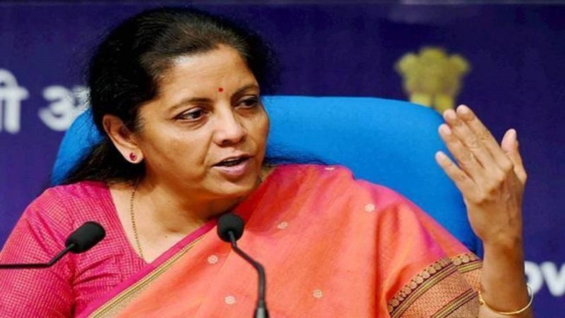 वित्त मंत्री बजट में दोबारा सिंगल टैक्स स्लैब लाने पर विचार कर सकती हैं। इसके तहत 7.5 लाख रुपए से कम की आय को टैक्स फ्री घोषित किया जा सकता है। (फाइल फोटो)