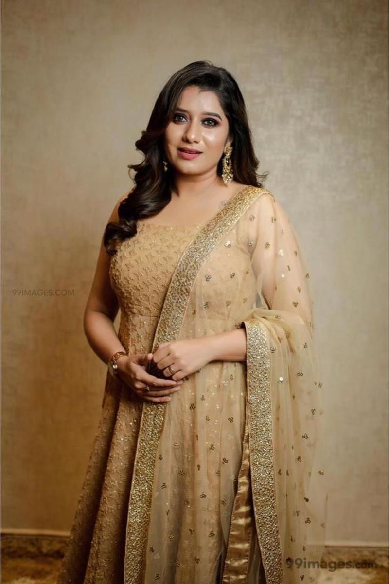விஜய் தொலைக்காட்சியில் ஒளிபரப்பாகி வரும் நிகழ்ச்சிகளைப் போலவே அதை தொகுத்து வழங்கும் தொகுப்பாளினிகளும் ரசிகர்கள் மனதில் இடம் பிடித்துவிடுவது வழக்கம். விஜே பிரியங்கா, டிடி, ஜாக்குலின் என பட்டியல் நீண்டு கொண்டே செல்கிறது.
