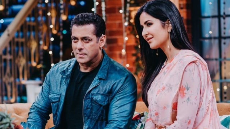 এমনই সময় রণবীর কাপুরের নজরও পড়ে ক্যাটের ওপর। আজব প্রেম কি গজব কাহানি, ছবির সেট থেকেই প্রেম শুরু।