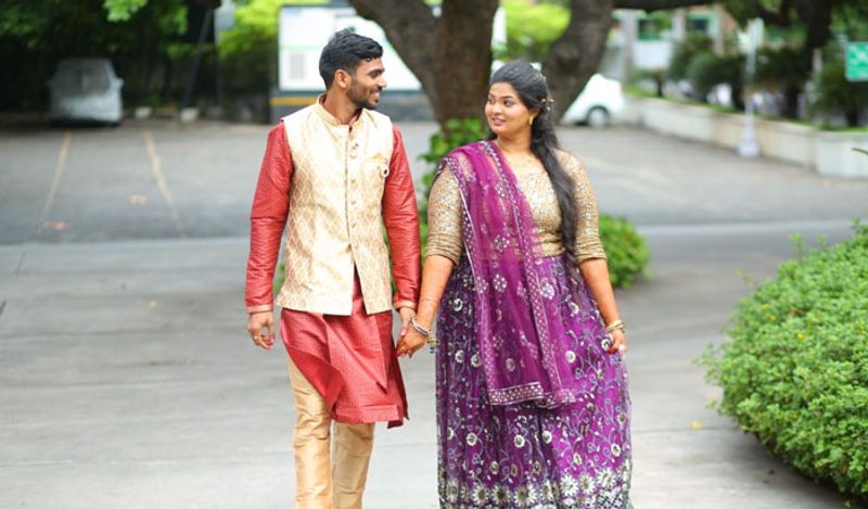 केएस भरत की पत्नी का नाम अंजली है। शादी से पहले भरत और अंजली 10 साल तक डेट कर चुके थे। इसके बाद उन्होंने शादी की। 