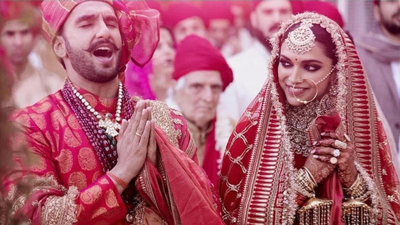 दीपिका पादुकोण ने शादी में डार्क रेड कलर का लहंगा पहना था। इसको यूनीक टच देने के लिए कई तरह की खास एम्ब्रॉइडरी की गई थी। रिपोर्ट्स की मानें तो दीपिका ने अपने परफेक्ट शादी के जोड़े के लिए करीब 12 लाख रुपए खर्च किए थे।