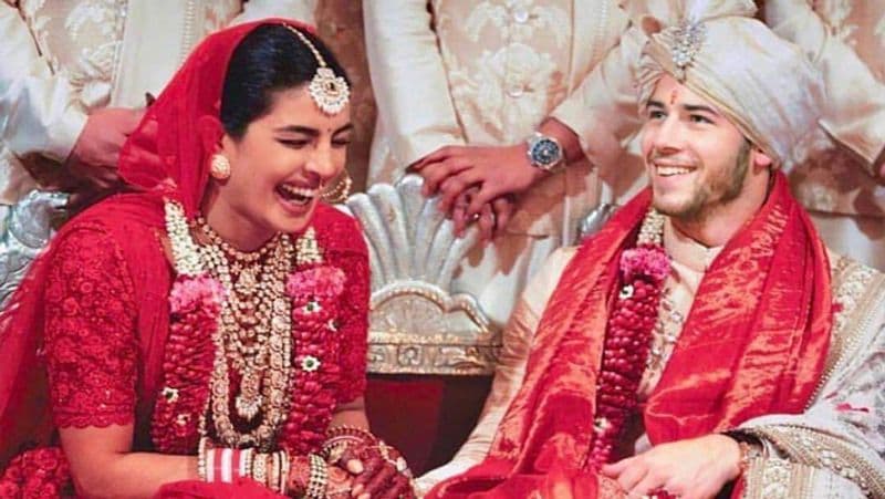 प्रियंका चोपड़ा ने लाल रंग का लहंगा पहना था। लहंगे पर ओवरऑल सीक्वंस और क्रिस्टल वर्क था, जो उसमें ब्लिंग एलिमेंट ऐड कर रहा था। इसकी कीमत करीब 18 लाख रुपए बताई जाती है।