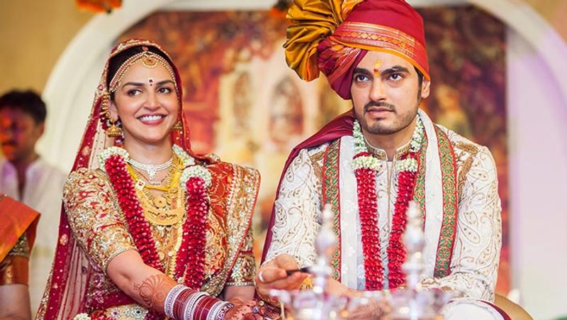 ईशा देओल की साड़ी पर सिंदूरी लाल लहंगे पर ओवरऑल गोल्डन बूटी वर्क किया गया था। ब्लाउज पर और भी ज्यादा बारीक और हेवी वर्क किया गया था जो ब्राइडल लुक को परफेक्ट बना रहा था। ईशा की शादी की इस साड़ी की कीमत करीब 3 लाख रुपए थी।