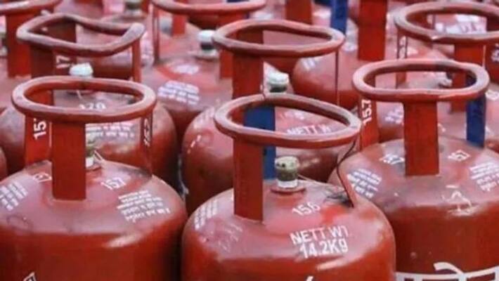 Good news before Dussehra festival gas cylinder price has reduced drastically how much has it reduced Good news before Dussehra festival gas cylinder price has reduced drastically how much has it reduced