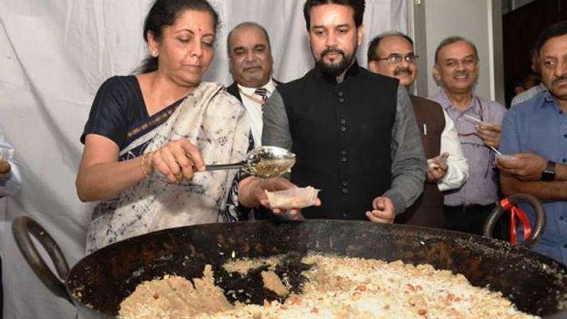 मिठाई में हलवा काफी शुभ माना जाता है, इसलिए बजट से पहले हलवा परंपरा निभाई जाती है। इसमें रस्म के तहत लोहे के बड़े बर्तन में हलवा बनाकर वित्तमंत्रालय के सभी कर्मचारियों को खिलाया जाता है।
बजट बनाने की तैयारी सितंबर-अक्टूबर में शुरू होती है। दिसंबर के अंत तक सभी विभाग अपने आय-व्यय का ब्यौरा दे देते हैं। बजट की प्रक्रिया गोपनीय होती है। इसे संसद में पेश करने से छह दिन पहले छापा जाता है। हालांकि इस बार बजट पेश होने के बाद ऐप पर अपलोड किया जाएगा। बजट में दो चीजें महत्वपूर्ण होती हैं। पहला आगामी योजनाओं आदि को लेकर सरकार प्रस्ताव पेश करती है। दूसरा आर्थिक योजनाओं जैसे कर-छूट आदि की घोषणाएं। बजट में क्या प्रावधान हैं, इसकी जानकारी वित्तमंत्री और प्रधानमंत्री को ही होती है। मंत्रियों को ही बजट के बारे में पता एक घंटे पहले ही लग पाता है।
