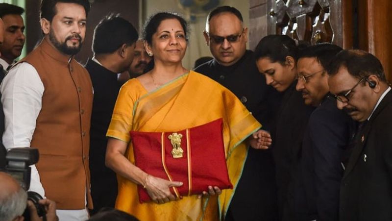 वित्तमंत्री का भाषण
वित्तमंत्री अपने भाषण में दो बातों का विशेष ध्यान रखते हैं। पहला बजट में पिछले और आगामी वर्षों में देश का आर्थिक परिदृश्य दिखाया जाता है। वहीं, बजट में टैक्स लगाने-हटाने या संशोधन के बारे में बताया जाता है। आगामी वित्त वर्ष में सरकार क्या करने जा रही, बजट में बताया जाता है।
इसमें वित्तमंत्री बताते हैं कि सरकार विभिन्न योजनाओं आदि को लेकर क्या करने जा रही है। यानी सरकार की आय कैसे बढ़ेगी या होगी, इसके अलावा खर्च कहां-कहां किए जाएंगे।
