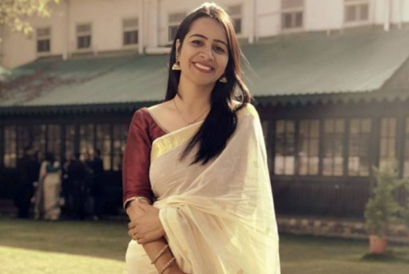 अनुकृति शर्मा के साथ कई रिकॉर्ड्स जुड़े हैं, जैसे उन्होंने इस परीक्षा को पास करने के लिए न कभी कोचिंग ली और न ही टेस्ट सीरीज ज्वॉइन की। बिना टेस्ट सीरीज ज्वॉइन किए आंसर राइटिंग प्रैक्टिस करना आसान नहीं होता, लेकिन अनुकृति ने इस कठिन काम को भी सच कर दिखाया। आइए अनुकृति से जानते हैं कि UPSC परीक्षा की तैयारी करें और आंसर राइटिंग कैसे सुधारें।