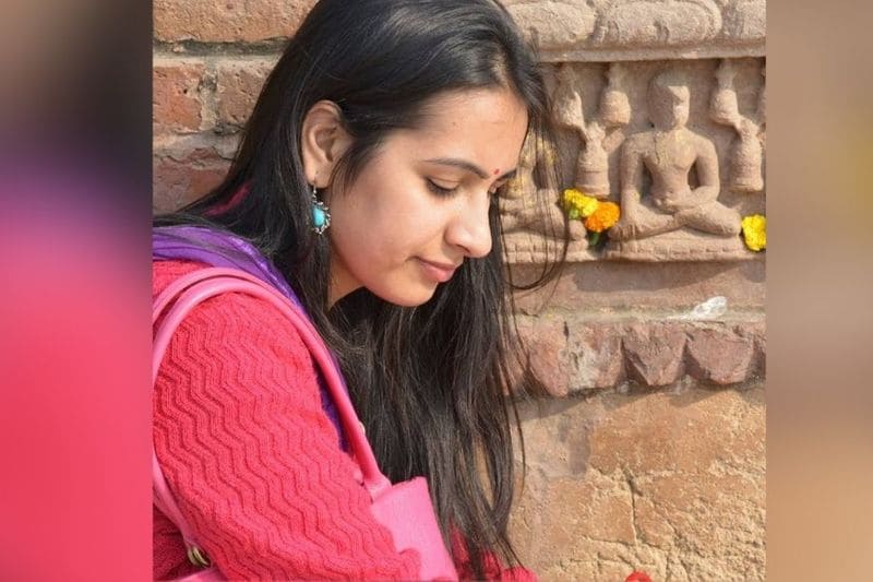 आंसर राइटिंग की प्रैक्टिस करें
अनुकृति कहती हैं कि उन्होंने बार-बार मेन्स परीक्षा में असफल होने के कारणों को तलाशा तो पाया कि उनके उत्तर वैसे नहीं थे जैसे एक टॉपर के होने चाहिए। वे कहती हैं कि एक स्कूल के बच्चे की तरह मैं उत्तर लिखती थी। फिर टॉपर्स की कॉपी देखकर अनुकृति ने सीखा की एक अच्छे उत्तर को स्ट्रक्चर्ड होना चाहिए। 