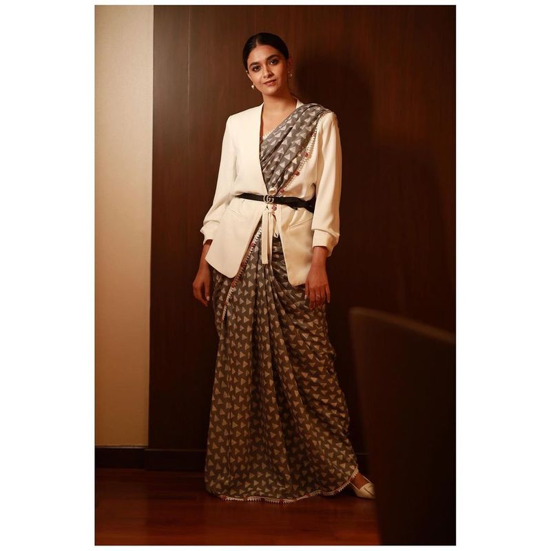 కీర్తిసురేష్ యాష్ కలర్ శారీలో వైట్ జాకెట్ ధరించి కీర్తి నువ్వు రాక్ అనిపించేలా ముస్తాబైంది.