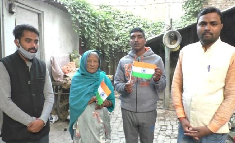 जब वराणसी में रहने वाली महेंद्र की 75 साल की मां अमरावती को इस बारे में पता चला तो उसका रो-रोकर बुरा हाल हो गया। बता दें कि नेपाल में हर्जाना भरकर जेल से छूटने का कानून है। लेकिन मां के पास 7 लाख रुपए भी नहीं थे कि वह अपने बेटे को छुड़वा सके। फिर क्या था, महिला अपने बेटे को छुड़ाने के की मांग को लेकर रोज अक्सर एक तख्ती लेकर वाराणसी की सड़कों पर निकल जाती। जहां आने-जाने वाले जब उसको देखते तो उसके पास रुकते और उसीक दर्दभरी कहानी सुनते।