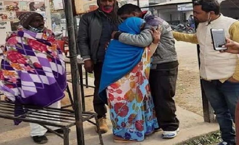 बता दें कि जब चार साल बाद शुक्रवार को बेटा नेपाल की जेल से छूटकर आया तो इस बूढ़ी मां की आंखों में प्यार के आंसू आए। वह अपने जिगर के टुकड़े को गले लगाकर फूट-फूटकर काफी देर तक रोती रही। इसके बाद उसने अपने बेटे को दुलारा और कहा तू कैसा है।
