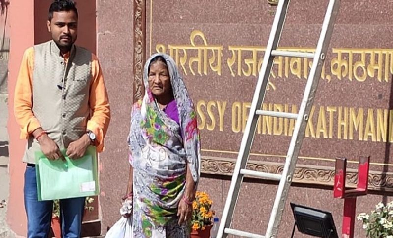 अमरावती ने इन चार सालों में अपने बेटे को जेल से लाने के लिए लगातार अपना संघर्ष जारी रखा। पता नहीं उसके सामने से पीएम से लेकर सीएम और कितने अफसरों के काफिले निकल गए, लेकिन उसकी सुनवाई नहीं हुई। फिर एक दिन बनारस हिंदू यूनिवर्सिटी (बीएचयू) के कुछ छात्रों की नजर इस महिला पर पड़ी। उन्होंने जब उसकी कहानी सुनी तो उन्होंने सामाजिक संगठन की मदद से उसके बेटे को लाने में पूरी मेहनत की।