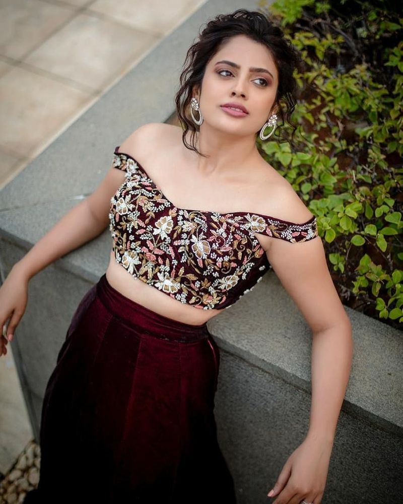 ஹோம்லி லுக்கில் வலம் வந்த நந்திதா இப்போது பட வாய்ப்புகளை பிடிப்பதற்காக அநியாயத்திற்கு கவர்ச்சி காட்டி வருகிறார். நாளுக்கு நாள் ஆடையின் அளவு குறைந்து கொண்டே இருப்பதாக ரசிகர்கள் கமெண்ட் செய்து வருகின்றனர். 