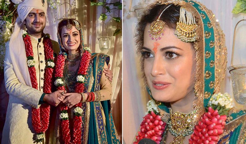 दीया मिर्जा
दीया मिर्जा ने अपनी शादी में रेड की बजाय ब्लू, ग्रीन और बेज कलर का मिक्स लहंगा पहना था। रितु कुमार का डिजाइन किया ये लहंगा मुगल काल से प्रेरित था। उनके शरारा में फ्लोरल मोटिफ एंब्रॉयडरी थी। एक्ट्रेस ने 18 अक्तूबर, 2014 को साहिल संघा से शादी की थी। हालांकि, 2019 में दोनों का तलाक हो गया था। 