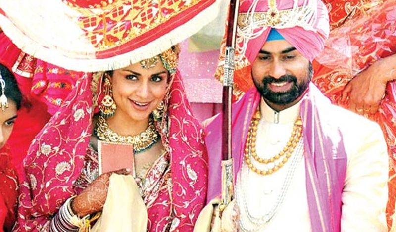 गुल पनाग
एक्ट्रेस गुल पनाग ने 13 मार्च, 2011 में ऋषि अट्टारी से शादी की थी। उन्होंने अपनी वेडिंग में प्याजी पिंक कलर का लहंगा पहना था, जिसे अनीता डोंगरे और जेजे वाल्या ने डिजाइन किया था। उनके लहंगे को गोल्डन जरी और गोटा पट्टीस से सजाया गया था। पंजाबी दुल्हन गुल ने बाइक पर सवार होकर अपनी शादी में एंट्री की थी।