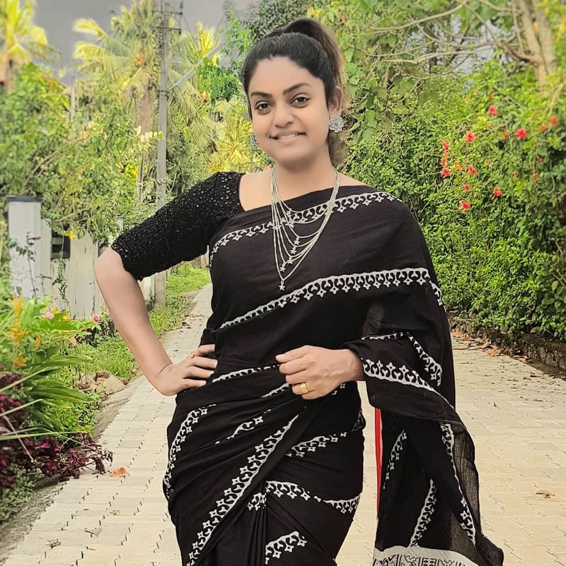 `స్టార్మా`లో `కార్తీక దీపం` సీరియల్ ప్రసారం అవుతుంది. అందులో వంటలక్క పాత్రలో మెస్మరైజ్ చేస్తుంది ప్రేమి విశ్వనాథ్.
