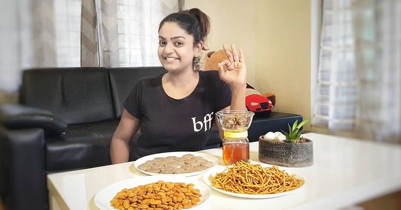 ఆమెలో ఈ యాంగిల్ ఎప్పుడూ చూడకపోవడంతో ఒక్కసారిగా ఆశ్చర్యానికి గురవుతున్నారు. తన లైఫ్ స్టయిలీ ఈ రేంజ్లో ఉంటుందా అని నోరెళ్ల బెడుతున్నారు.