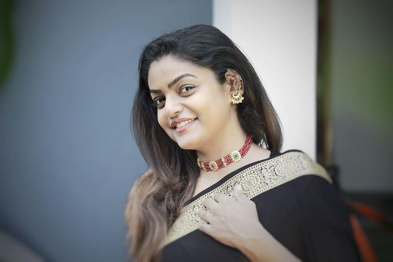 ఇటీవల లగ్జరీ కారు వద్ద టీషర్ట్, చిరిగి జీన్స్ ప్యాంట్తో అదిరిపోయే లుక్లో కనిపించింది ప్రేమి. దీనికి ఆమె ఫ్యాన్స్ షాక్ కి గురవుతున్నారు.