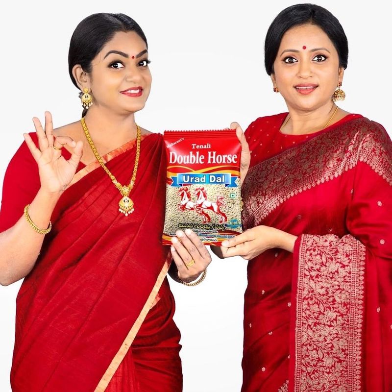 ఇదిలా ఉంటే తాజాగా తెలుగులో ఓ యాడ్ కూడా చేస్తుంది వంటలక్క. `తెనాలి డబుల్ హార్స్` మినపగుళ్లు యాడ్ చేస్తుంది. ఇందులో విశేషం ఏంటంటే ఆమె స్టార్ యాంకర్ సుమతో కలిసి ఈ యాడ్ చేయడం విశేషం. ప్రస్తుతం ఈ యాడ్ సోషల్ మీడియాలో తెగ సందడి చేస్తుంది.