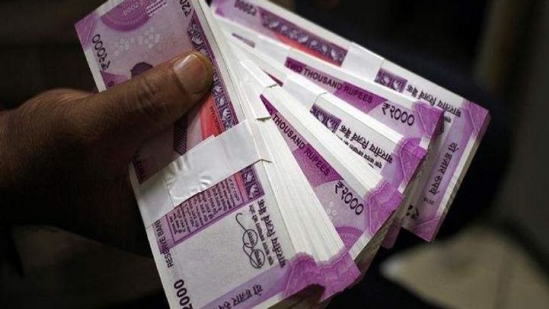 पंजाब नेशनल बैंक (PNB) ने सोशल मीडिया के जरिए अपने कस्टमर्स को इस बदलाव के बारे में जानकारी दी है। बैंक ने कहा है कि ओरिएंटल बैंक ऑफ कॉमर्स और यूनाइटेड बैंक ऑफ इंडिया के पुराने चेकबुक, आईएफएससी (IFSC) और एमआईसीआर (MICR) कोड 31 मार्च, 2021 तक ही काम करेंगे। (फाइल फोटो)