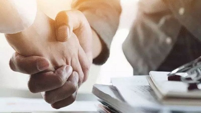 देश का सबसे बड़ा सरकारी बैंक स्टेट बैंक ऑफ इंडिया (SBI) है। इस बैंक की करीब 24 हजार शाखाएं हैं। इस बैंक की तमाम शाखाओं में लगभग 2.45 लाख कर्मचारी काम करते हैं और इसका व्यवसाय 38 लाख करोड़ रुपए से भी ज्यादा का है। इसके बाद पंजाब नेशनल बैंक का नाम आता है। (फाइल फोटो)