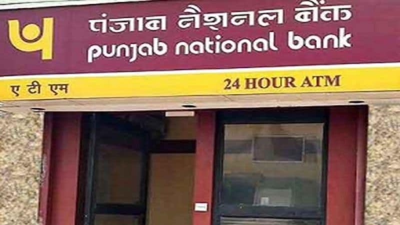 मर्जर के बाद अब यूनाइडेट बैंक ऑफ इंडिया और ओरिएंटल बैंक ऑफ कॉमर्स की सभी शाखाएं पंजाब नेशनल बैंक की शाखाओं के रूप में काम कर रही हैं। इस बैंक की 11 हजार से ज्यादा शाखाएं हैं। इसके 13 हजार से भी ज्यादा एटीएम काम कर रहे हैं। (फाइल फोटो)