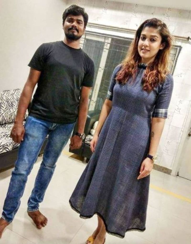 <p>சிரித்து கொண்டே ரசிகர்களுக்கு போஸ் கொடுக்கும் நயன் </p>